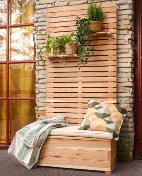 Larix bench with trellis
